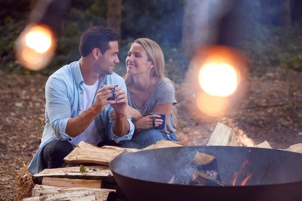 Ρομαντικό Ζευγάρι Camping Δίπλα Στη Φωτιά Μπολ Φωτιά Ζεστά Ροφήματα — Φωτογραφία Αρχείου