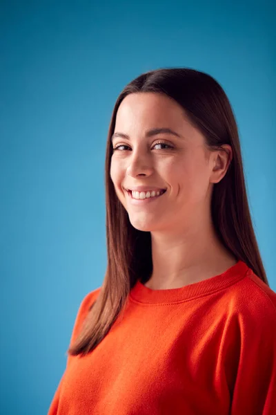 Retrato Estudio Una Joven Confiada Mirando Cámara Contra Fondo Azul —  Fotos de Stock