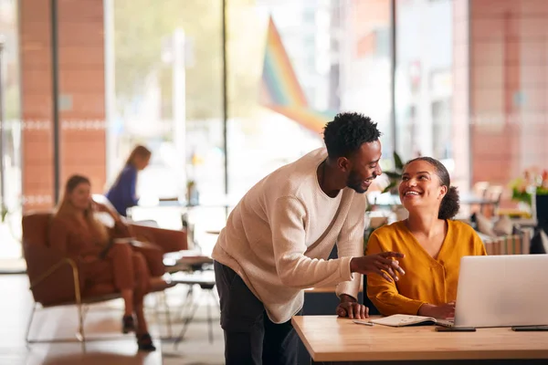 Zakenman Zakenvrouw Hebben Informele Vergadering Door Bureau Modern Open Plan — Stockfoto