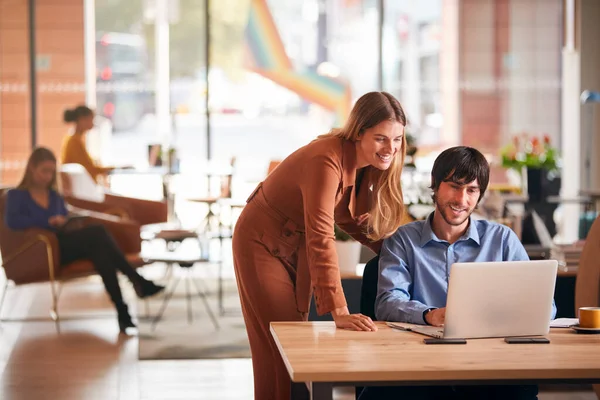 Biznesmen Bizneswoman Spotkanie Przy Biurku Nowoczesnym Biurze Open Plan — Zdjęcie stockowe