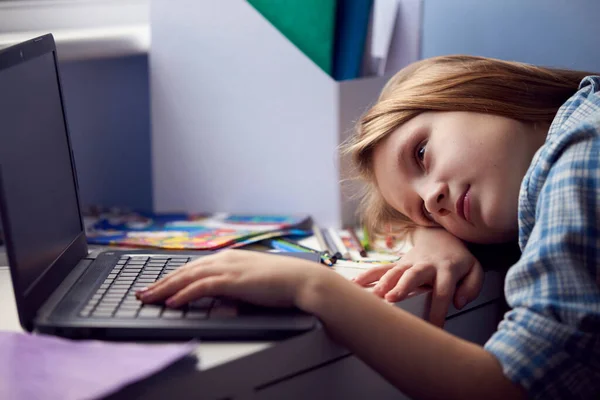 Verveeld Meisje Zitten Liggend Hoofd Bureau Terwijl Thuis Scholen Met — Stockfoto