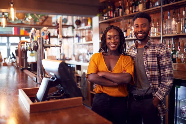 Portrait Couple Souriant Possédant Bar Debout Derrière Contre — Photo