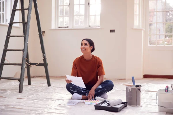 Mujer Sentada Piso Con Tabla Pintura Lista Para Decorar Nuevo —  Fotos de Stock