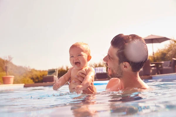 Vader Met Dochtertje Heeft Plezier Zomervakantie Spetteren Openlucht Zwembad — Stockfoto