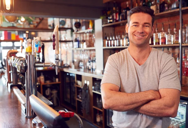 Tezgahın Arkasında Duran Gülümseyen Erkek Bar Sahibinin Portresi — Stok fotoğraf