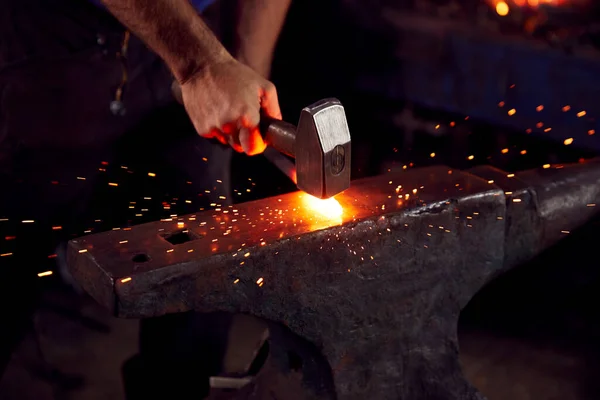 Close Male Blacksmith Hammering Metalwork Anvil Sparks — Stock Photo, Image