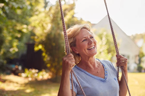 Spensierato Sorridente Pensionato Donna Avendo Divertimento Giardino Swing — Foto Stock