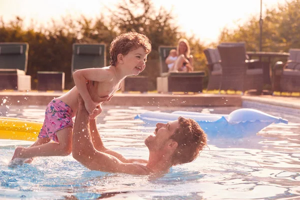 Pai Filho Divertir Jogando Piscina Livre Férias Como Mãe Bebê — Fotografia de Stock