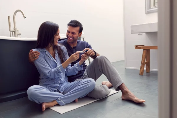Couple Excité Assis Sur Plancher Dans Salle Bain Maison Avec — Photo