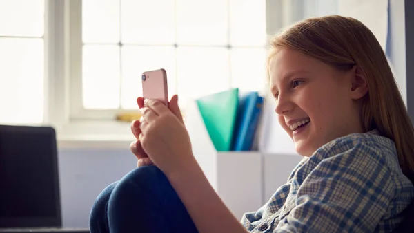 Flicka Sitter Vid Skrivbordet Home Schooling Göra Online Videosamtal Mobiltelefon — Stockfoto