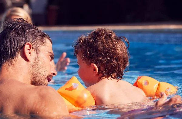 Familie Freibad Den Sommerferien Bringt Sohn Das Schwimmen Mit Aufblasbaren — Stockfoto