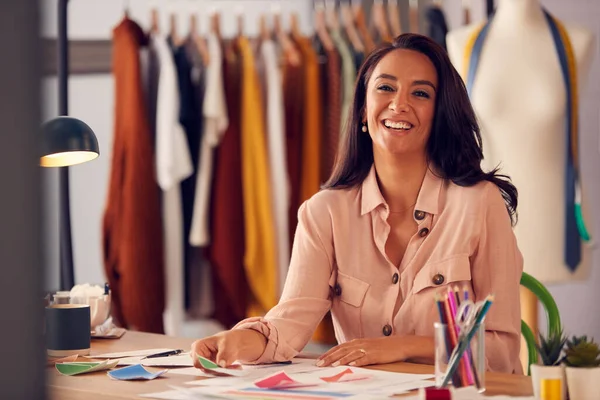 Retrato Diseñadora Moda Femenina Estudio Trabajando Bocetos Diseños Escritorio — Foto de Stock