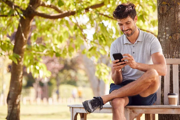 Man Bär Sommar Shorts Sitter Park Bench Träd Med Hämtmat — Stockfoto