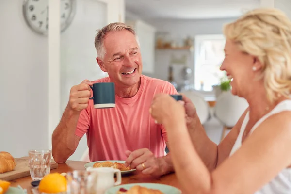 Gepensioneerd Koppel Thuis Keuken Samen Ontbijten — Stockfoto