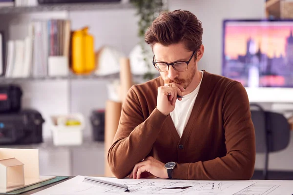 Arquitecto Masculino Oficina Que Trabaja Escritorio Con Modelo Madera Del — Foto de Stock