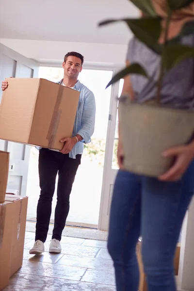 Excited Couple Carrying Boxes Plant Front Door New Home Moving — Stock Photo, Image