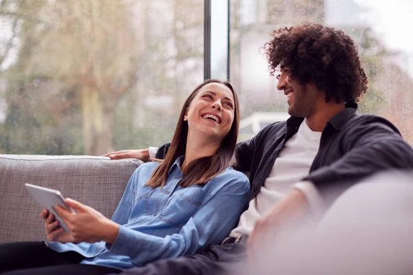 Entspanntes Junges Paar Hause Auf Sofa Liegend Mit Digitalem Tablet — Stockfoto