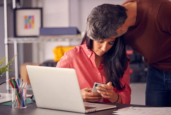 Uomo Ufficio Confortante Lavoro Femminile Collega Sconvolto Dal Messaggio Del — Foto Stock