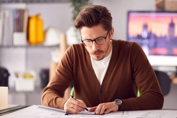 Arquitecto Masculino Escritorio Oficina Modificando Los Planes Construcción —  Fotos de Stock