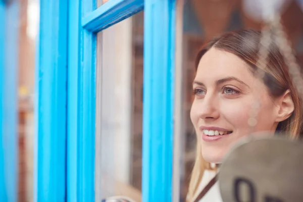 Proprietario Femminile Piccola Impresa Che Gira Intorno Segno Aperto Sul — Foto Stock