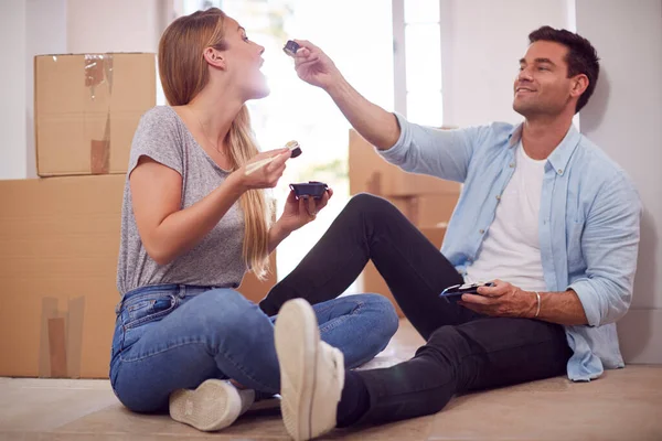 Couple Celebrating Takeaway Sushi Meal Sitting Floor New Home Moving — Stock Photo, Image