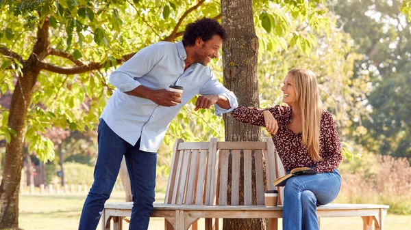 Salutations Couple Touchant Les Coudes Sur Réunion Socialement Distancée Plein — Photo