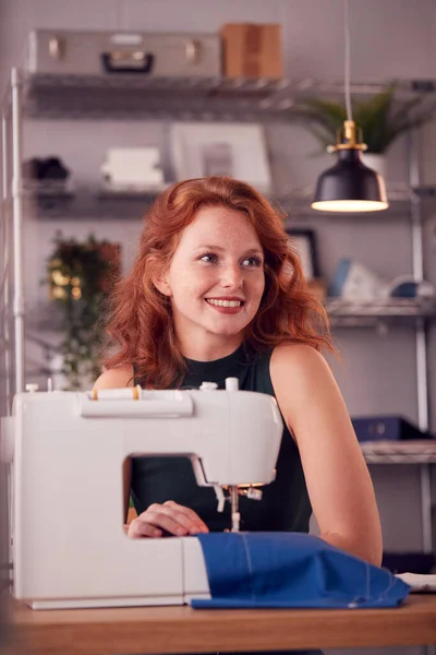 Estudiante Sonriente Propietaria Negocio Que Trabaja Moda Usando Máquina Coser — Foto de Stock