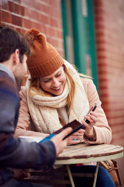 Pár Dátum Kávézó Előtt Forgalmas Város High Street Nézi Digitális — Stock Fotó