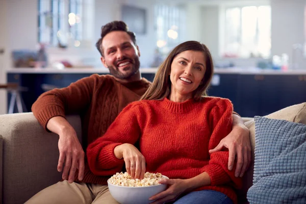 Couple Sitting Sofa Popcorn Watching Together — Fotografia de Stock