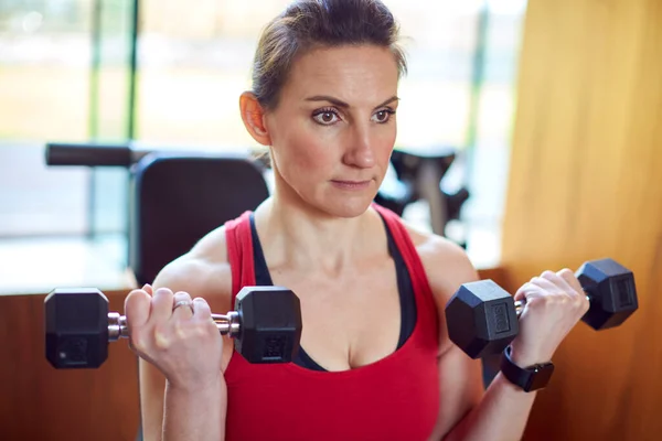 Mujer Madura Haciendo Ejercicio Casa Gimnasio Levantamiento Pesas Mano —  Fotos de Stock