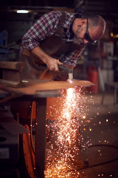 Male Blacksmith Using Plasma Cutter Cut Shape Sheet Metal Forge — Stock Photo, Image