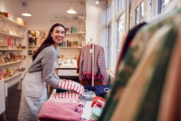 Vrouwelijke Small Business Owner Arranges Stock Window Display — Stockfoto