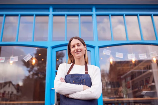 Porträtt Leende Kvinnliga Småföretagare Står Utanför Shop Local High Street — Stockfoto