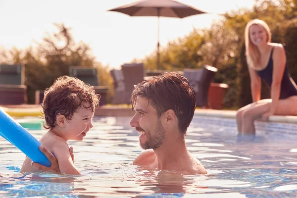 Rodzina Odkrytym Basenie Wakacje Nauczanie Syn Pływać Makaronem Swimming Aid — Zdjęcie stockowe