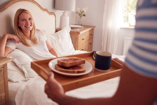 Esposo Sorprendente Esposa Con Desayuno Cama Casa — Foto de Stock