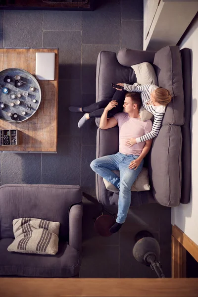 Overhead View Couple Relaxing Lounge Sofa Met Middagslaapje Thuis Kijken — Stockfoto