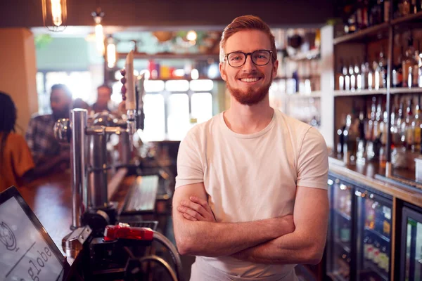 Porträtt Leende Manliga Bar Ägare Stående Bakom Disken — Stockfoto