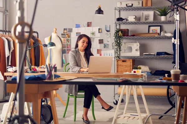 Diseñadora Moda Femenina Estudio Que Trabaja Bocetos Documentos Escritorio Con —  Fotos de Stock