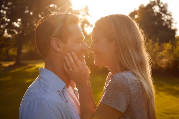 Retrato Pareja Amorosa Campo Contra Sol Abrasador — Foto de Stock