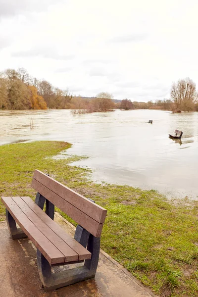 Thames Nehri Nin Ngiltere Taşması Taşması Gibi Banklar Sular Altında — Stok fotoğraf