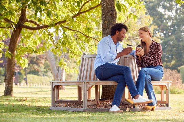 Liebevoll Reif Pärchen Relaxen Sitzen Zusammen Auf Bank Unter Baum — Stockfoto