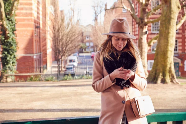 Женщина Городском Парке Ожидании Даты Прибытия Отправляет Текстовое Сообщение Мобильный — стоковое фото