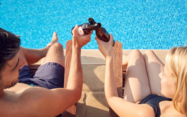 Přes Rameno Pohled Milující Pár Letních Prázdninách Pití Piva Židlích — Stock fotografie