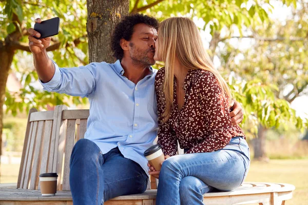 Bacio Coppia Matura Posa Selfie Sul Telefono Cellulare Seduto Sul — Foto Stock