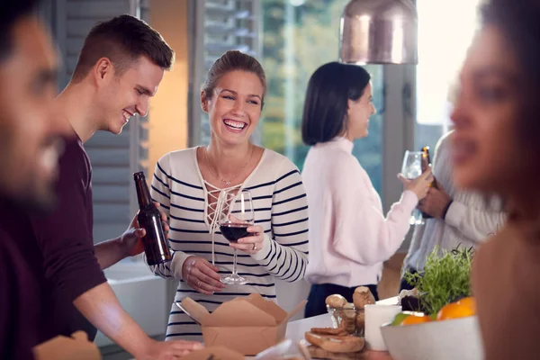 Grupo Amigos Multiculturales Disfrutando Fiesta Bebidas Casa Juntos — Foto de Stock