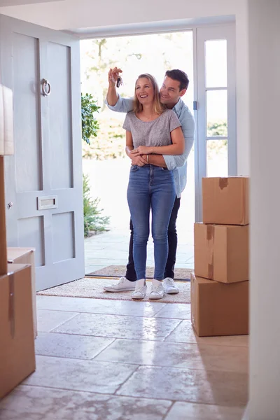 Opgewonden Paar Met Sleutels Naar Nieuw Huis Staande Door Voordeur — Stockfoto