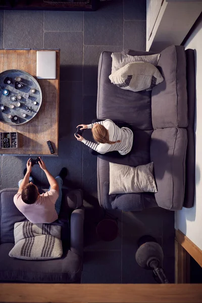 Overhead View Couple Relaxing Lounge Sofa Thuis Samen Computerspel Spelen — Stockfoto