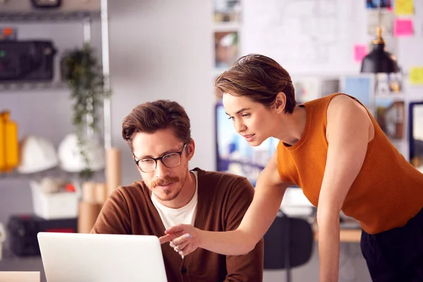 Mannelijke Vrouwelijke Architecten Het Kantoor Werken Aan Balie Laptop Zoek — Stockfoto