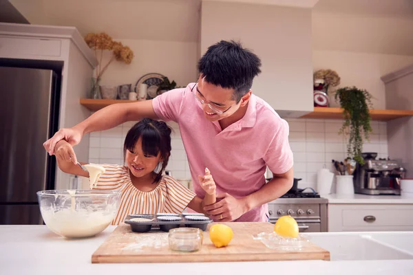 Asiático Padre Hija Hacer Cupcakes Cocina Casa Juntos —  Fotos de Stock