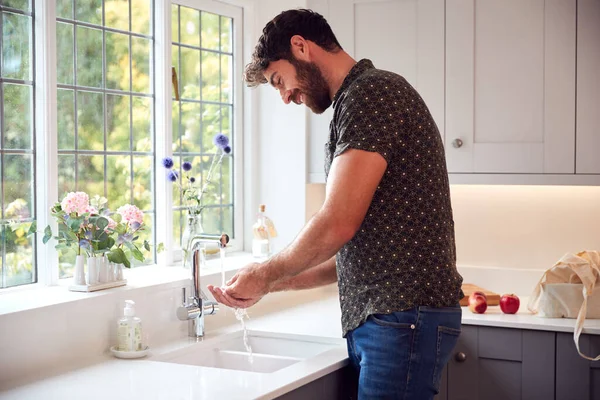 Άνθρωπος Πλένει Χέρια Σαπούνι Στο Σπίτι Για Σταματήσει Την Εξάπλωση — Φωτογραφία Αρχείου